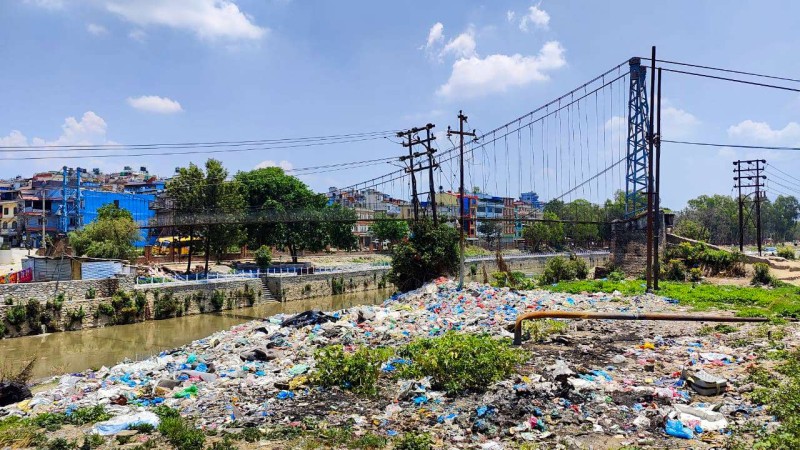 काठमाडौं र ललितपुरलाई गिज्याइरहेको बागमती