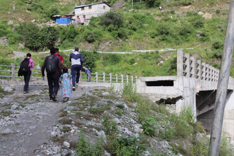 पुल निमार्ण भएको ६ महिनासम्म पनि जग्गाको मुआब्जा नपाउँदा स्थानिय द्वारा पुल सञ्चालनमा रोक
