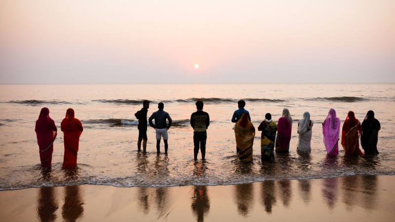 आज छठ पर्वको मुख्य दिन, अस्ताउँदो सूर्यलाई अघ्र्य दिइँदै