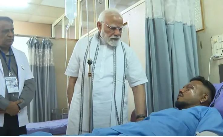 अहमदाबाद दुर्घटनामा बाँचेका एकमात्र यात्रुलाई भेटे मोदीले