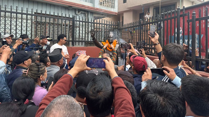 वडा कार्यालयको प्राङ्गणमा स्वर्गीय रिजालको शालिक