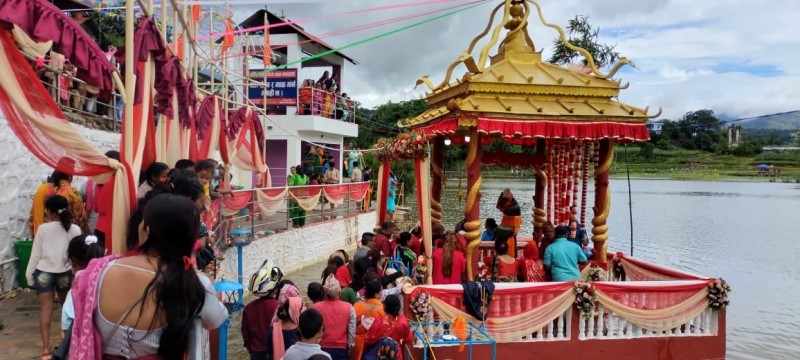 धापाखेलस्थित नागदहमा नागपञ्चमी मेलामा बिहानैदेखि श्रद्धालुको घुइँचाे