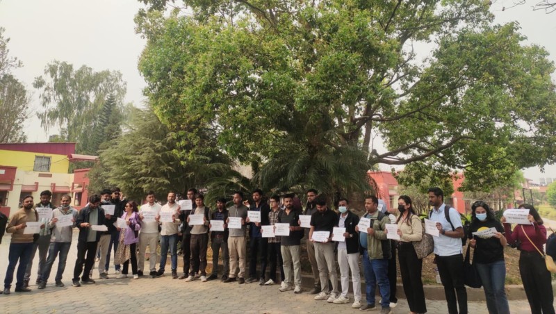 विद्यार्थीले घेरे चिकित्सा शिक्षा आयोग,  सिट घटाउने निर्णयप्रति आक्रोश