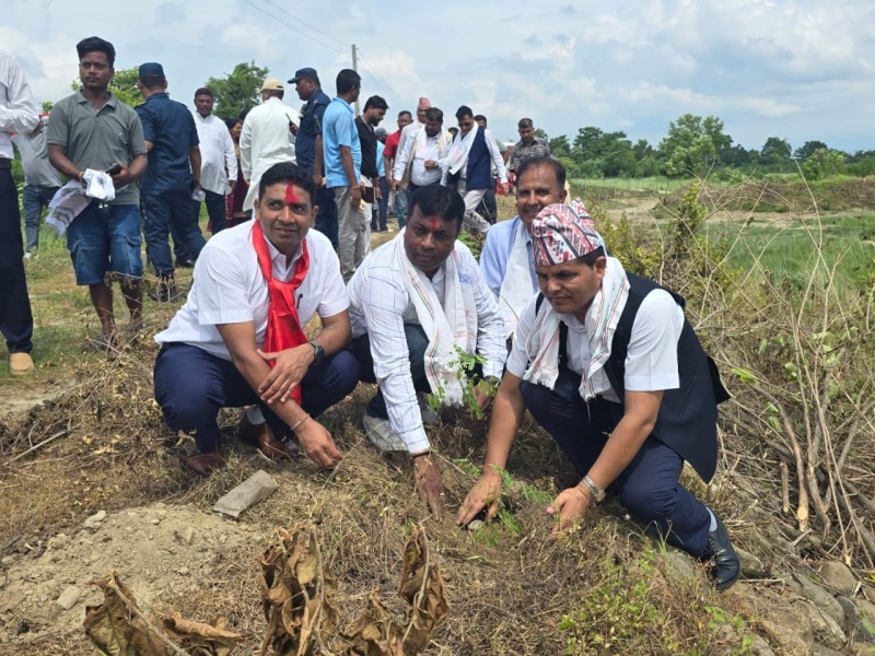 रौतहटमा ‘जन्मोत्सव’ पार्कमा गरियो बृक्षारोपण