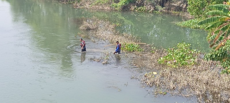 सर्लाहीमा खोलाले बगाएकी बालिका तीन दिनदेखि बेपत्ता, उद्धारमा सशस्त्रको गोताखोर टोली
