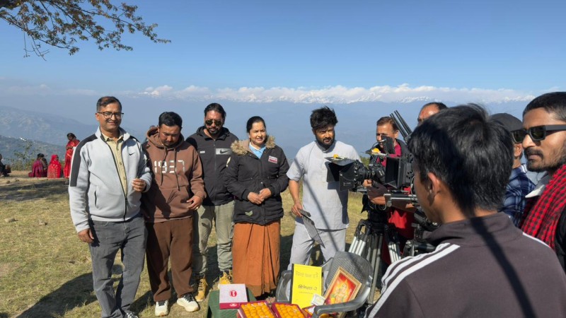 ‘झिँगेदाउ–२’ : दाप्चा फूलबारीमा क्यामेरा पूजा गरेर आर्यन सिग्देल लगायतका कलाकारहरु छायांकनमा