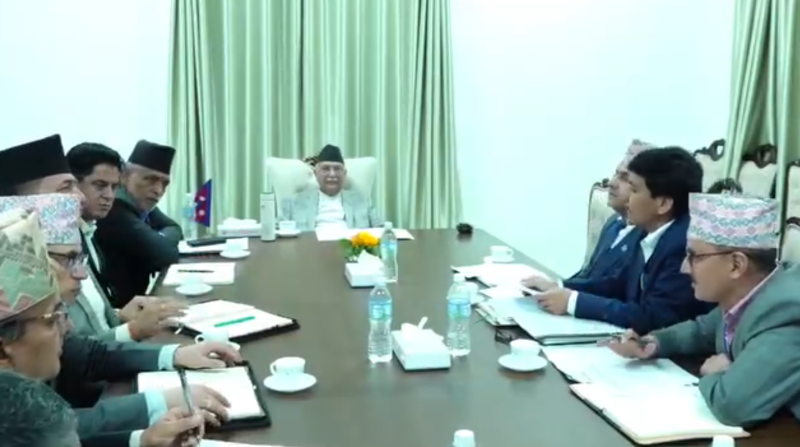 कृषि सामाग्री र साल्ट ट्रेडिङका कर्मचारीसँग प्रधानमन्त्रीले भने, ‘तपाइँहरूको संस्थाले गर्दा नेता र मन्त्रीले गालि खानुपर्‍यो’