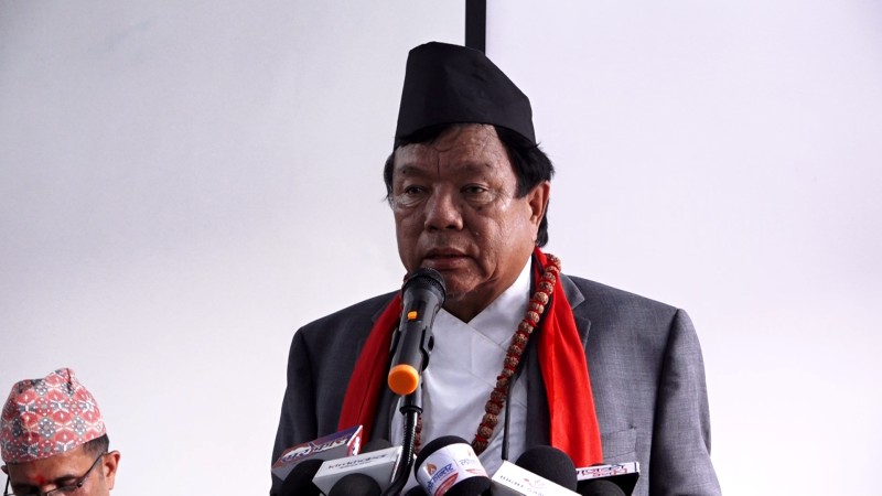 शिक्षा मन्त्रीले ग्रहण गरे पदभार, भने, ‘मन्त्रालयमै बस्छु, आफैं पकाएर पनि खान्छु’ 