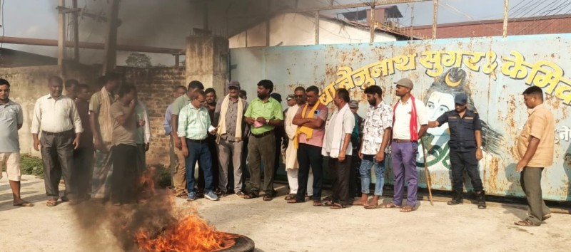 चिनी मिलको गेट अगाडि  किसानहरुको विरोध प्रदर्शन