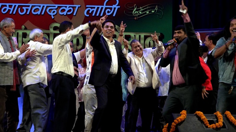 सांस्कृतिक अभियानमा ‘क्रान्तिका गीत’ गाएर नाचे विप्लवसहित नेताहरू