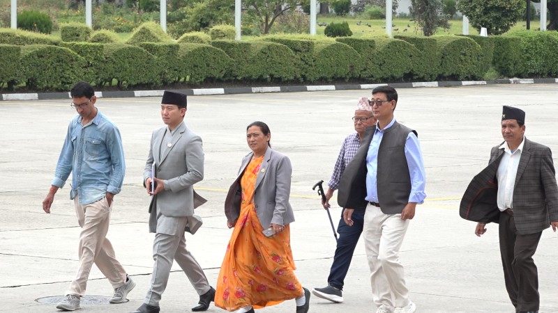 सदन प्रधानमन्त्रीको व्यंग्य र टुक्का सुन्ने थलो बन्यो : सांसदहरू 