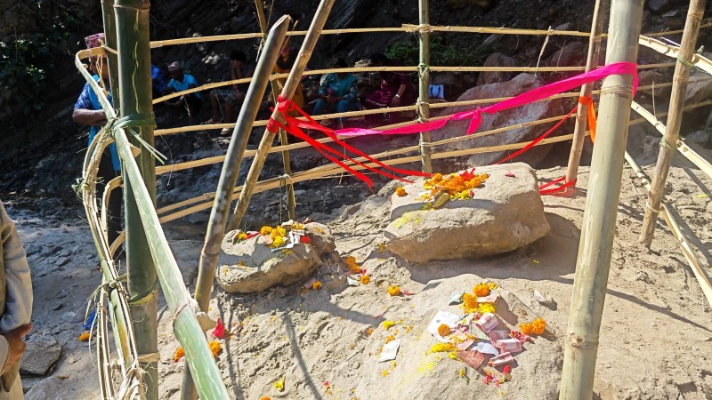 इलाम राजदूवालीमा ‘अद्भूत घट्ना’  ‘शिला’ हेर्नकै लागि मानिसहरू ओइरिए