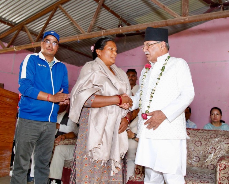 प्रचण्डद्वारा सहिद परिवारलाई सम्मान, विष्णु कुमारी लामिछानेलाई पार्टीमा स्वागत