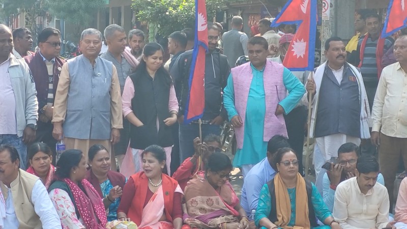 जनकपुरमा राष्ट्रिय झण्डासहित सात राजनीतिक दलको प्रदर्शन 