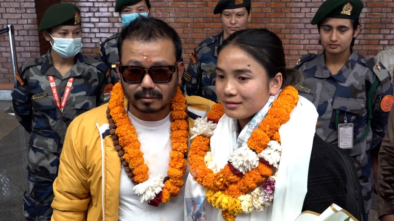 ग्रिसबाट नेपाल फर्किइन फुटबलर एन्जिला 