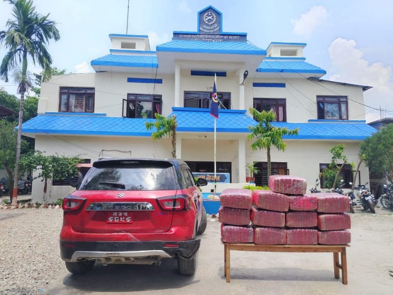 गाडीमा १ सय ३३ किलो गाँजा बरामद