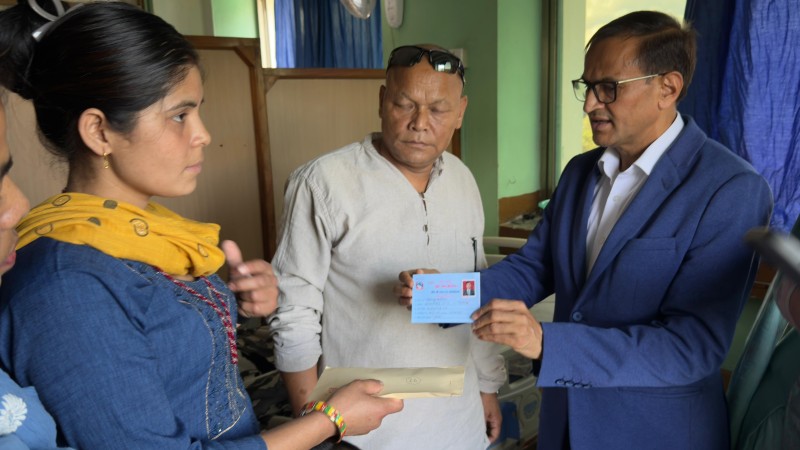 जेनजी आन्दोलनमा घाइते भएका दिपेन्द्र बस्नेतले पाए घाइते परिचयपत्र 