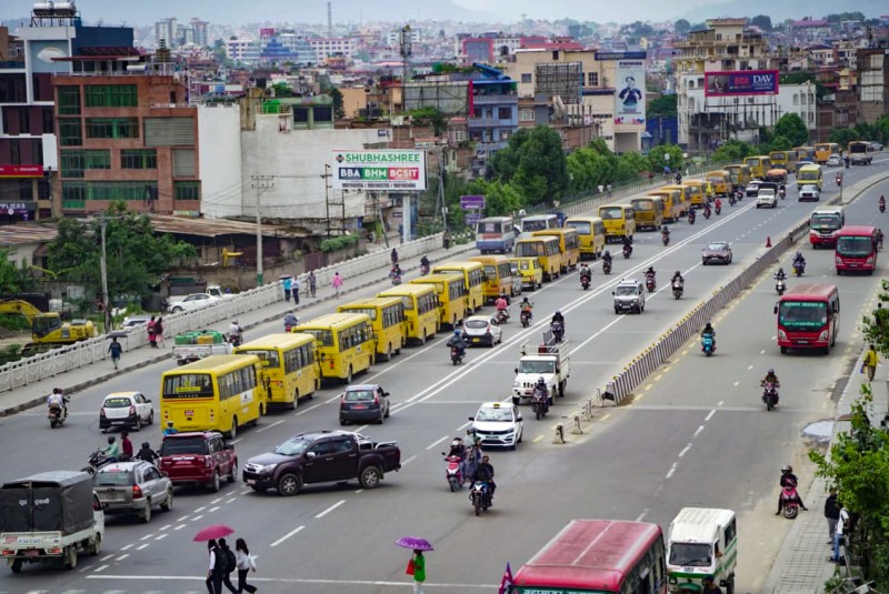 काठमाडौंमा निजी विद्यालयहरुको बस र्‍याली (तस्बिरहरु)