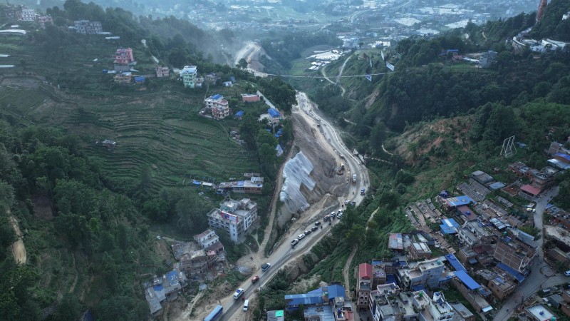 ड्रोनबाट यस्तो देखियो विस्तार हुँदै गरेको अरनिको राजमार्गको सूर्यविनायक–साँगा