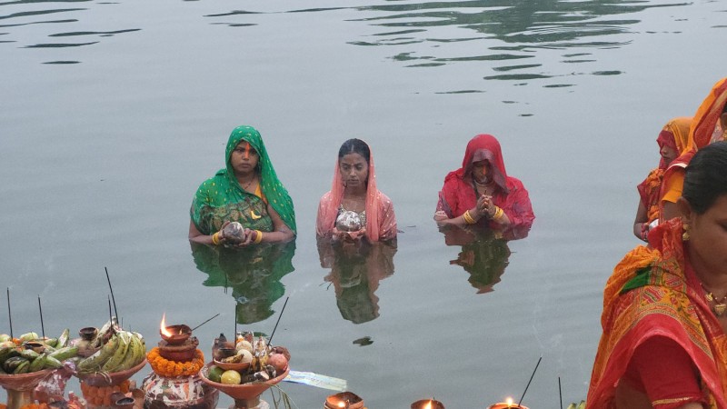 उदाउँदो सूर्यलाई अघ्र्य दिएसँगै छठ पर्व सम्पन्न