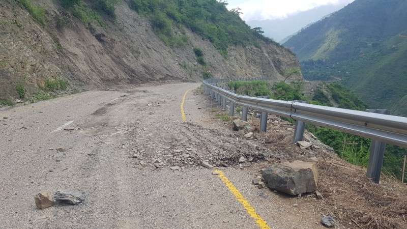 मध्यपहाडी लोकमार्गको सडक धसियो, धसिएको भाग माटोले छोपेको आरोप