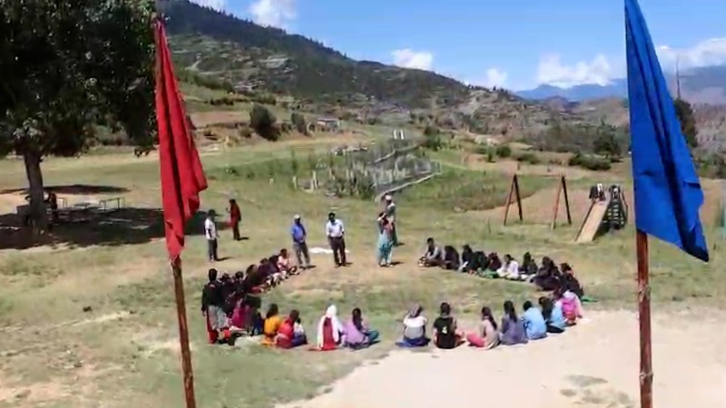 विद्यालयको भवन नहुँदा भुइँमै बसेर पढ्न बाध्य मुगुका विद्यार्थी