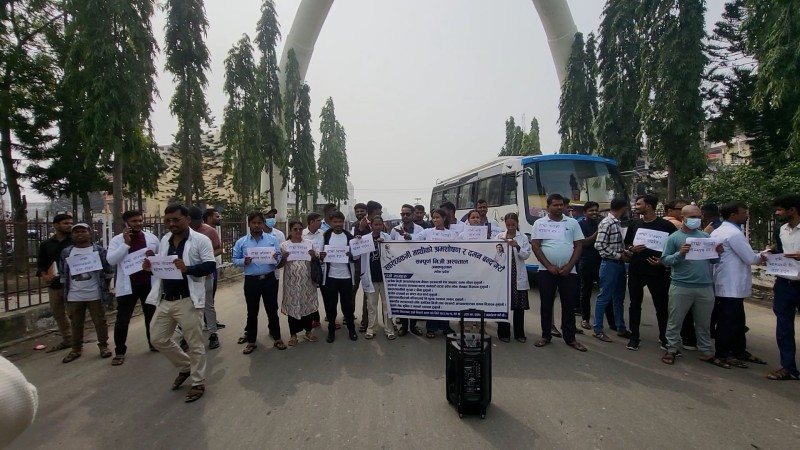 धनुषाभर स्वास्थ्यकर्मीहरुको प्रदर्शन जारी, सडक अवरुद्ध