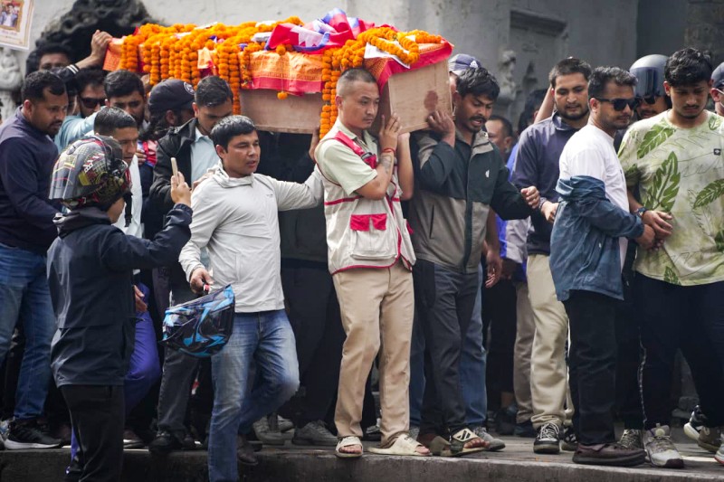 काँधमा शव बोकेर पशुपति पुगे जेनजीका अगुवा सुदन गुरुङ