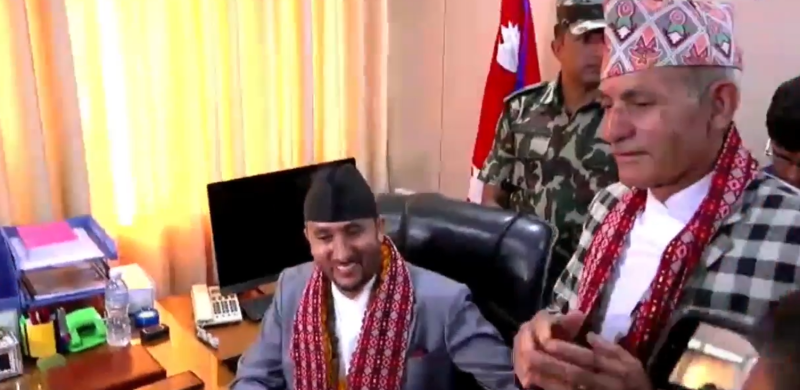 बुबालाई साक्षी राखेर नवनियुक्त सञ्चारमन्त्री खरेलले गरे पदभार ग्रहण