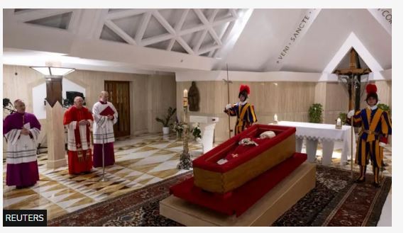 पोप परम्पराको बारेमा रोचक कुरा, यस्तो छ पोपले जहिल्यै रातो जुत्ता लगाउनुको रहस्य