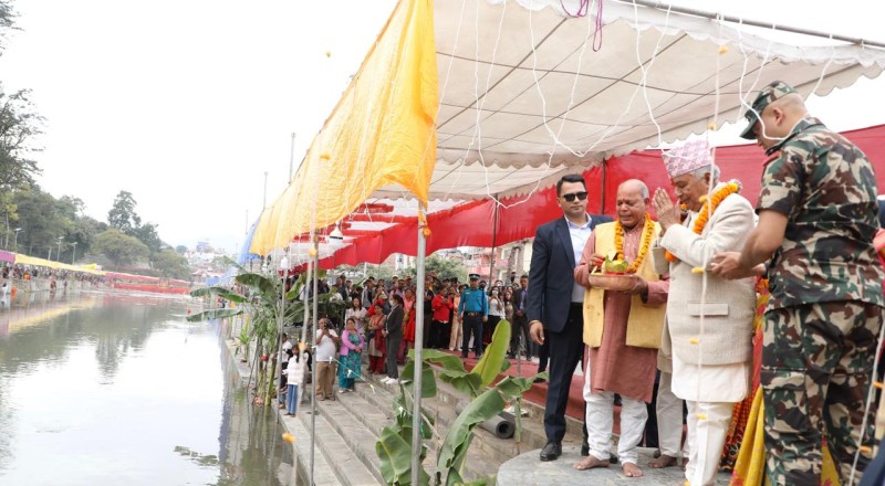 गौरीघाटमा गएर राष्ट्रपतिले गरे छठी माताको पूजा आराधाना 