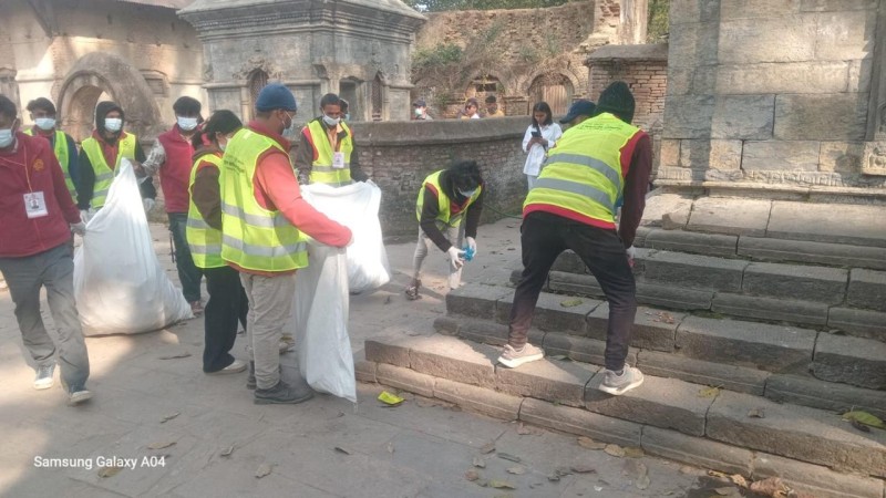 महाशिवरात्रीमा थुप्रिएका फोहोरमैला सफागर्दै सफाईकर्मीहरु