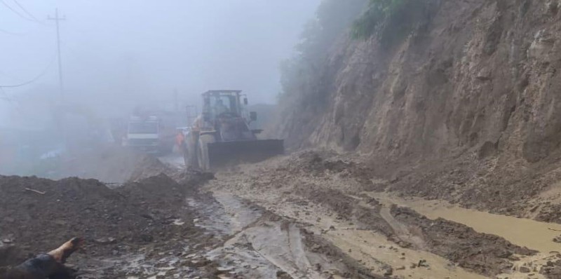 बुटवल–नारायणगढको दाउन्नेमा वर्षाले सडक चिप्लो भएपछि अवरुद्ध