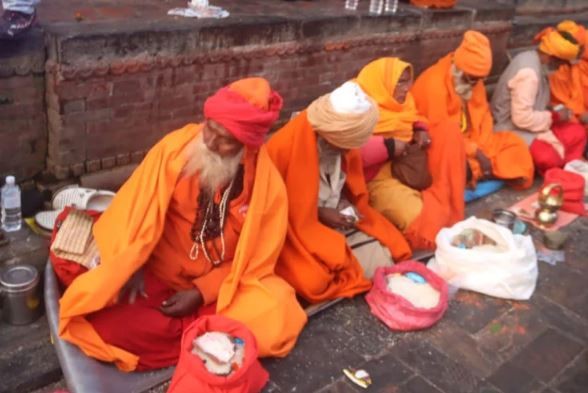 पशुपतिमा आएका नागा बाबासहित साधुसन्तलाई बिदाइ गरिँदै