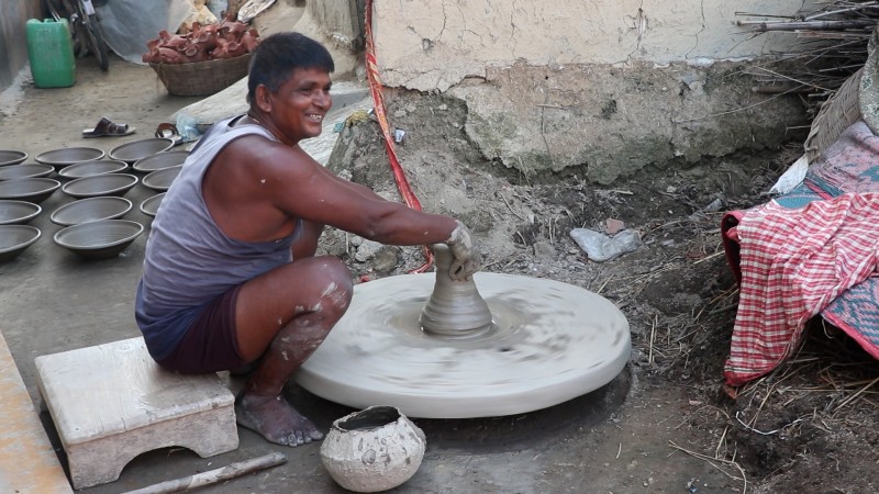 तिहार नजिकिँदै गर्दा कुम्हाल समुदाय दियो बनाउन व्यस्त