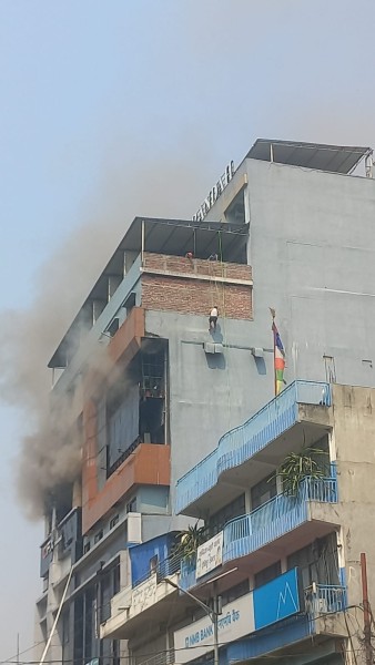 इटहरीको व्यापारिक भवनमा दन्किएको आगो ६ घण्टापछि नियन्त्रणमा 