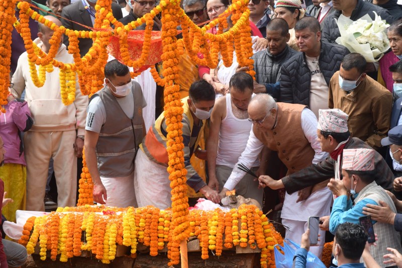 पशुपति आर्यघाटमा ओलीका पिता मोहनप्रसाद ओलीको गरियो अन्तेष्टि