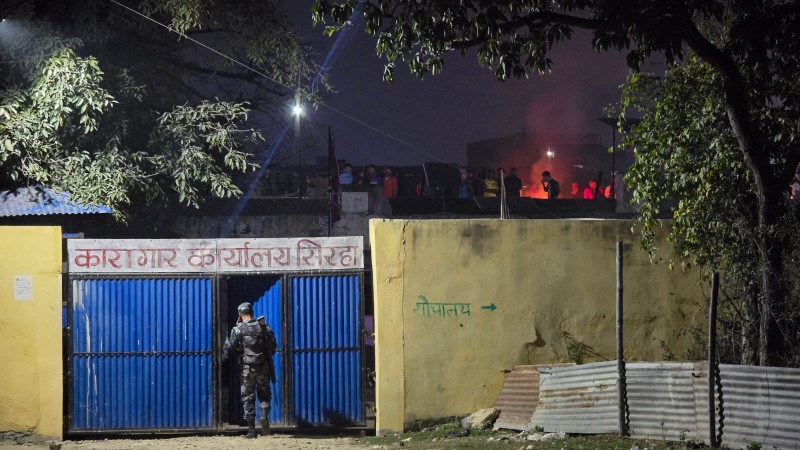 सिरहा कारागारमा तनाव, नाइके पक्राउपछि कैदीबन्दीको आगजनी र तोडफोड