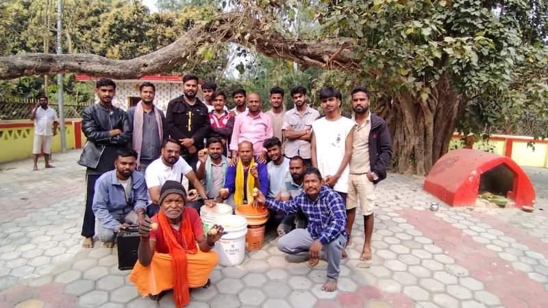 ‘रास्वपाको जित होस्’ भन्दै गरिएको भाकल पूरा भएपछी युवाहरुले मन्दिरमा चढाए ५५ किलो मिठाई