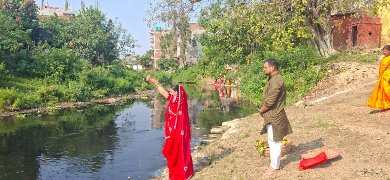 छठ पूजाको आज तेस्रो दिन अस्ताउँदो सूर्यलाई अर्घ अर्पण गरिदै