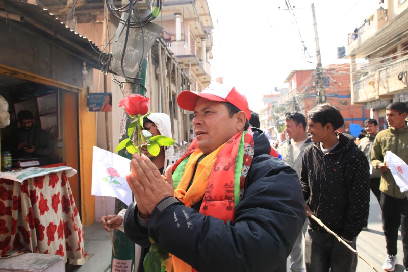 'गुलाब’ बोकेर घरदैलोमा धनराज शाही