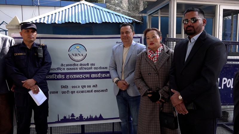 एनआरएनएद्वारा प्रहरी वृत्त दरबारमार्गलाई ब्यारिकेड हस्तान्तरण