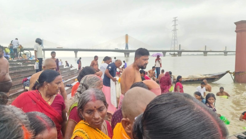 घटस्थापनाको पूर्वसन्ध्यामा सिमरियाघाटमा गङ्गास्नान गर्ने भक्तजनको घुइँचो