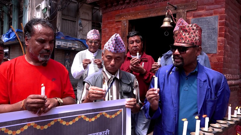 भोटेकोशी बाढीमा दिवंगत भएकाहरुको सम्झनामा दीपप्रज्वलन