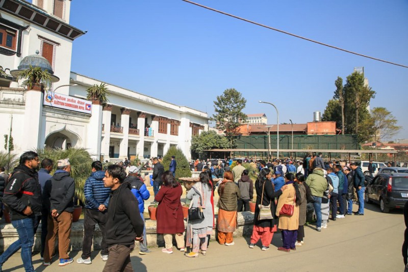 गगन थापा पक्षलाई आधिकारिकता दिएपछि निर्वाचन आयोग बाहिर देउवा समूहको नाराबाजी