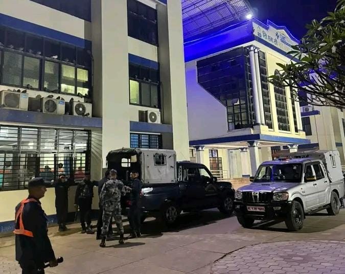 मकवानपुरमा प्रहरीमाथि आक्रमण, प्रतिकारमा गोली चल्दा एक घाइते