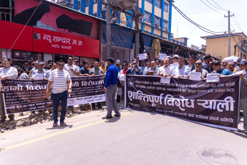 विलासी कर र भ्याटमा लैजाने सरकारी घोषणाको विरोधमा सडकमा सुनचाँदी व्यवसायी