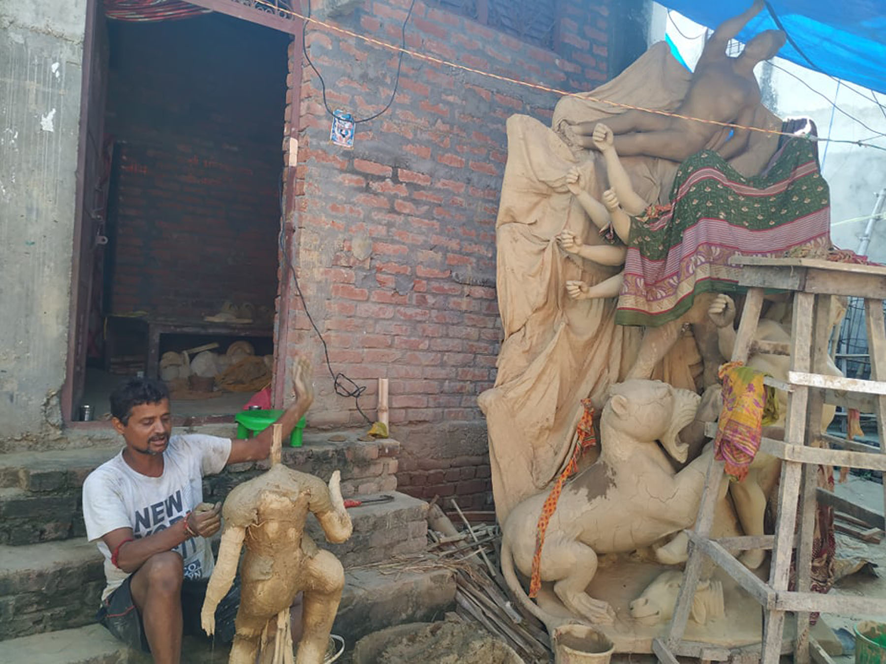 दुर्गा मूर्ति बनाउनेदेखि पण्डाल सजावटमा व्यस्त मूर्तिकारहरू 