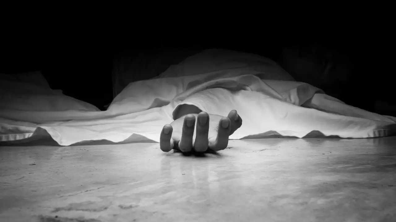 सुतेकै ठाउँमा मृत भेटिए मतदान अधिकृत