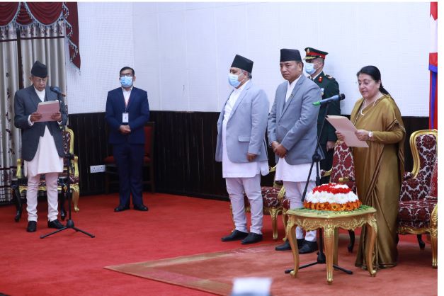 संसद्का ज्येष्ठ सदस्य पशुपति शम्शेर राणालाई राष्ट्रपतिले गराइन शपथ